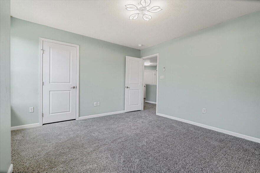 Building Photo - 8059 Hinsdale Ln