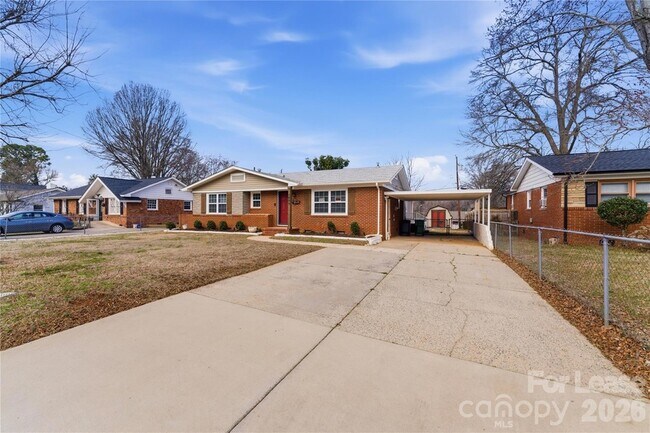 Building Photo - 4000 Fieldcrest Rd