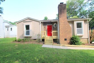 Building Photo - Charming 2 Bedroom, Large lot fenced in yard