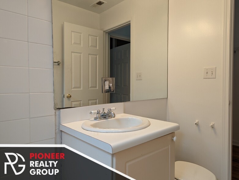 Building Photo - 912 W Dakin St