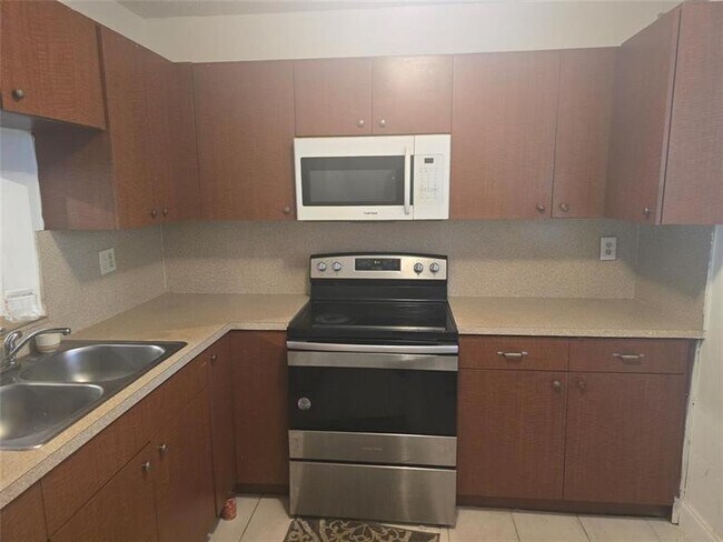 Building Photo - 2800 Somerset Dr