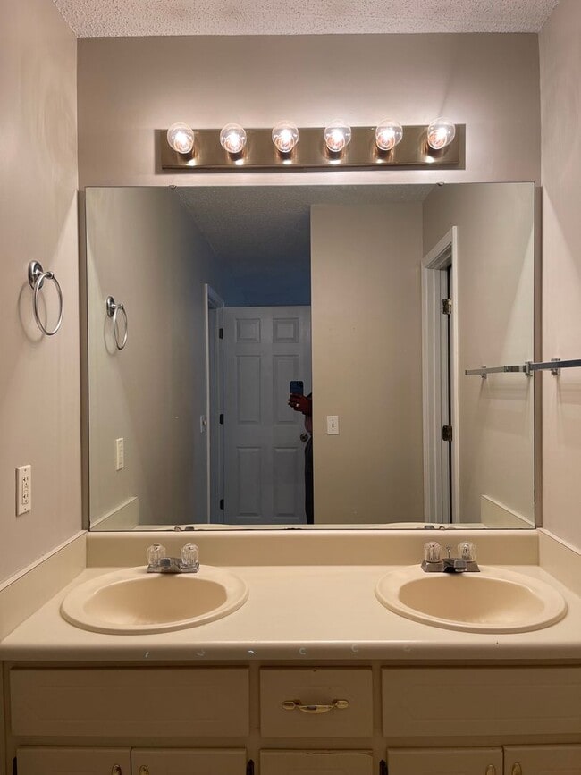 Building Photo - Briarwood West