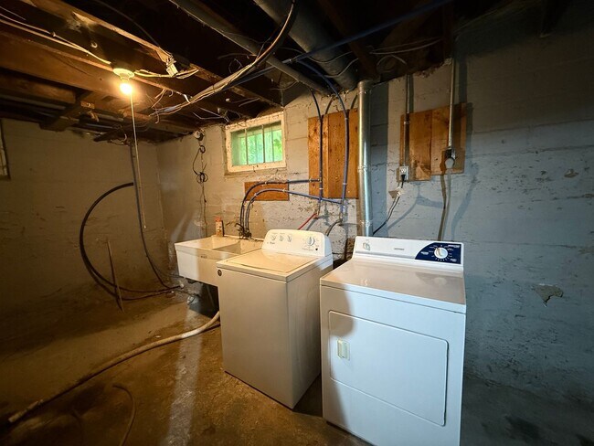 Building Photo - Charming 3-Bedroom Single Family Home in C...