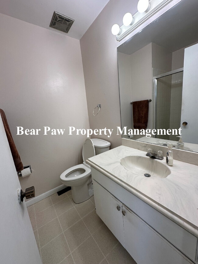 Building Photo - Spacious 3-Bed Townhouse in Golden!