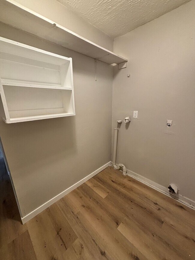 Building Photo - Newly Renovated 2 Bed 1 Bath Apt Move In Special!!