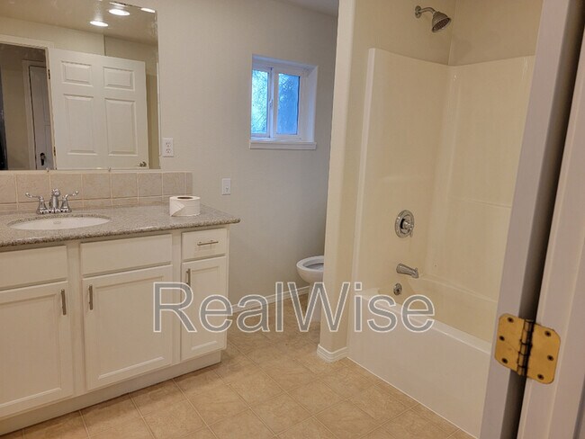 Building Photo - 344 W Selmar Ct