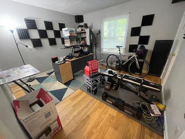 Building Photo - 907 W Chatham St