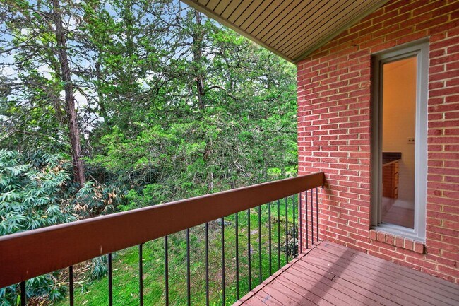 Building Photo - 9404 Woodington Dr