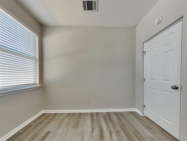 Building Photo - 501 Tobin Dr