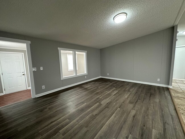 Building Photo - Country Living 3 Bedroom, 2 Bath Home in S...