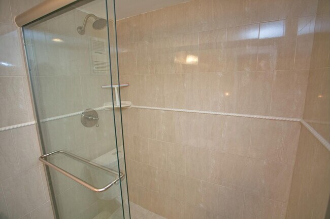 Building Photo - 1009 N Ocean Blvd