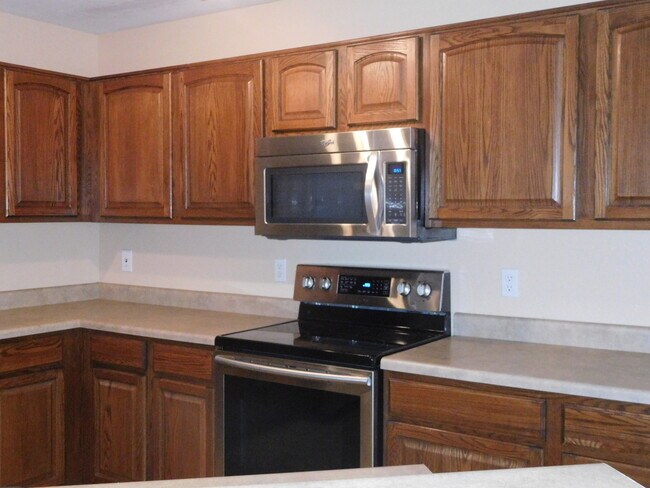 Building Photo - Amazing 4 bedrooms, 3 bathrooms house in P...