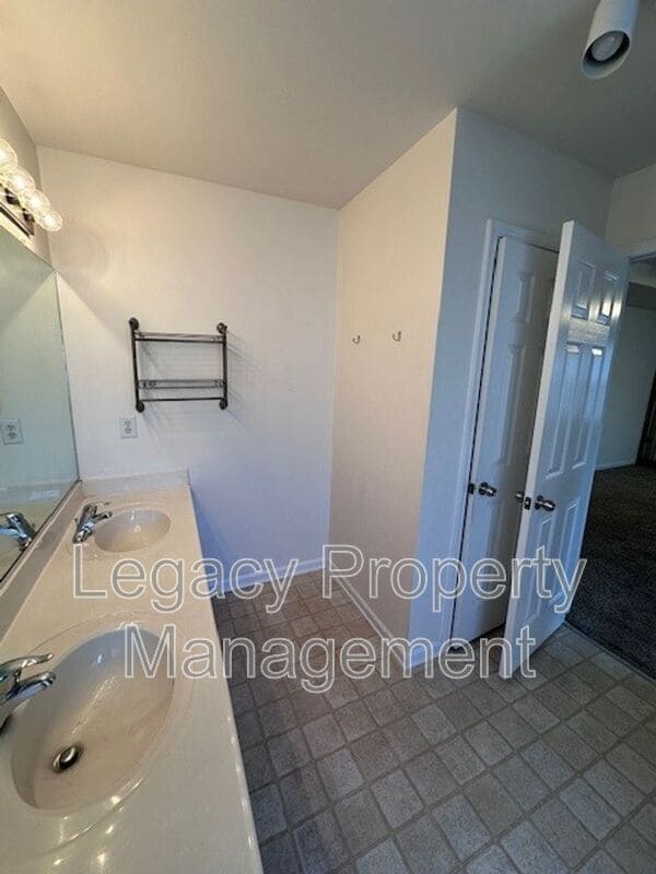 Building Photo - 1608 Brambleton Ct