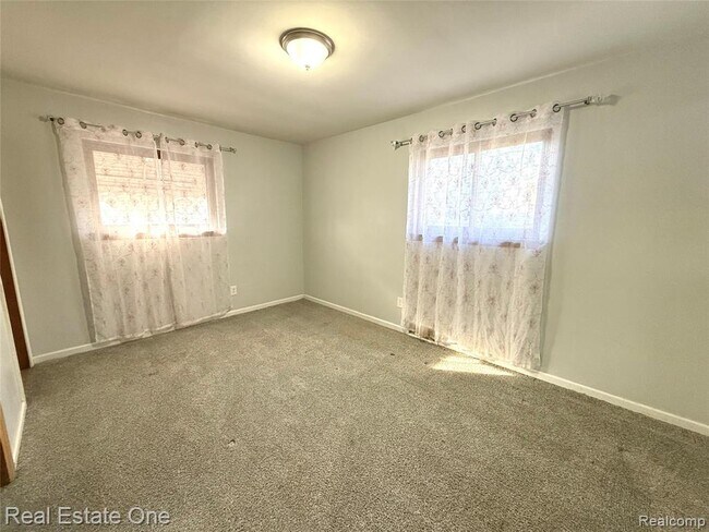 Building Photo - 6845 Plainfield St