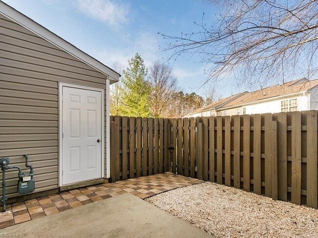 Building Photo - Immaculate Maintenance Free 3 bedroom/2.5 bath Townhouse in Rachel's Keep community off West Wend...