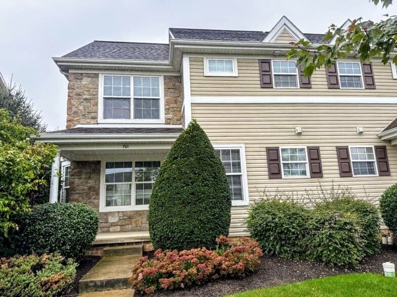 Building Photo - 701 Brentwood Dr