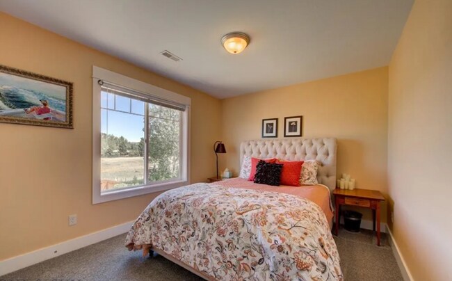 Building Photo - Charming 5-Bedroom Family Home