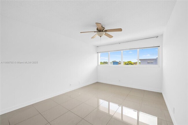 Building Photo - 1400 NE 169th St