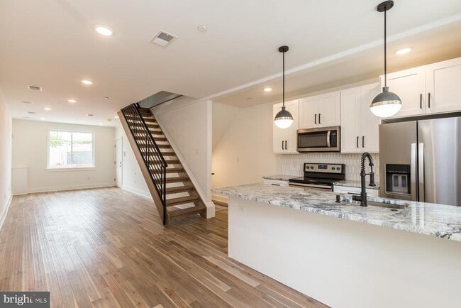 Building Photo - 2132 Berges St