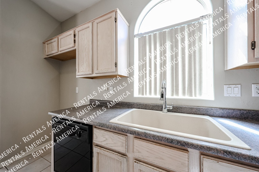 Building Photo - 13874 W Wilshire Dr