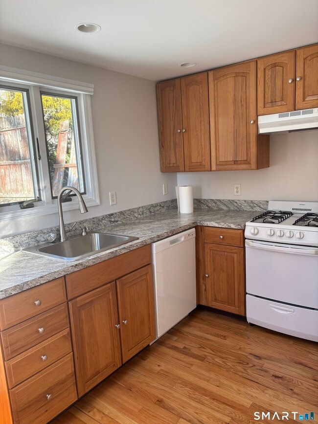 Building Photo - 98 Ridgewood Ave