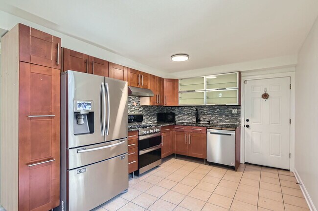 Building Photo - 2067 W Farwell Ave