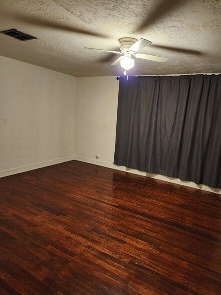 Building Photo - 2547 Nichols Dr