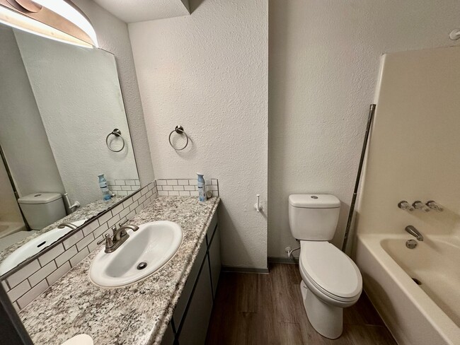 Building Photo - 2 Bedroom Condo Walking Distance to Baylor...