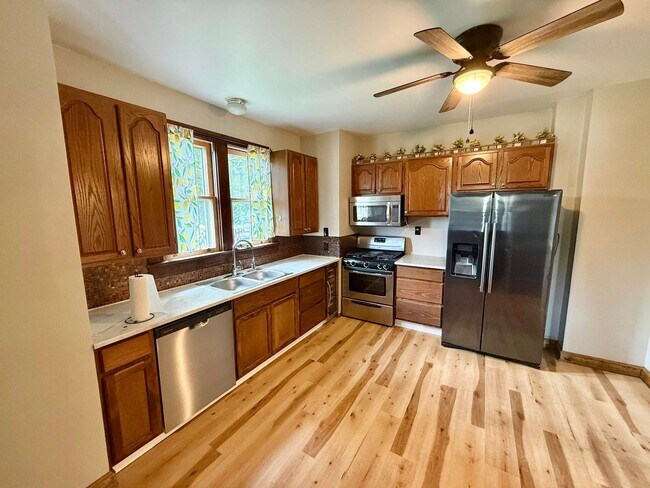 Building Photo - Charming & Updated 2-Story Home in Loveland!