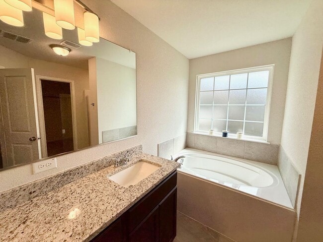 Building Photo - Modern 3 Bed, 2 Bath + Office