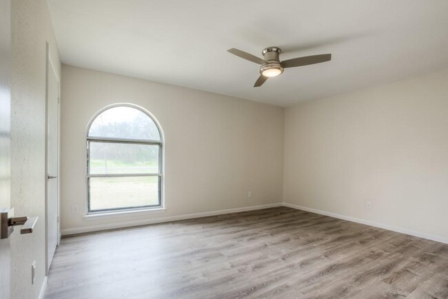 Building Photo - 2503 Versailles Dr
