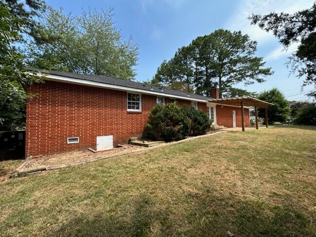 Building Photo - Beautiful Three Bedroom Home! AVAILABLE 8/...