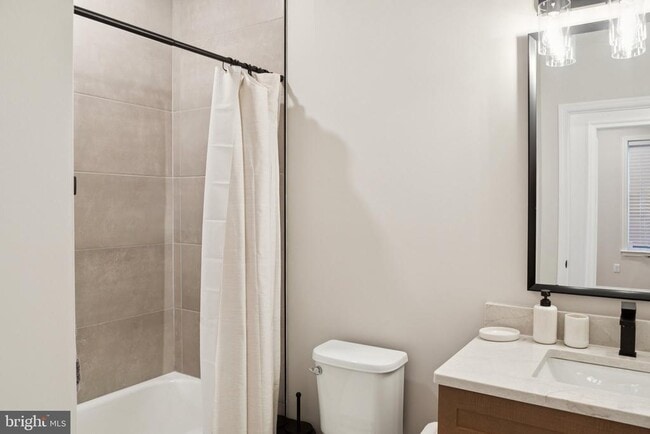 Building Photo - 40 Evergreen Ln