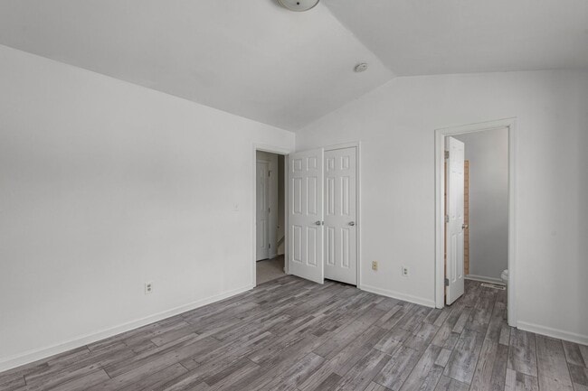 Building Photo - 1365 Longlac Rd