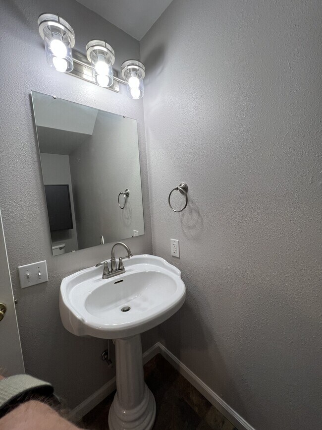 Building Photo - 405 Shade Tree Lane