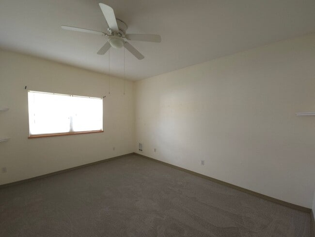 Building Photo - 3 Bedroom 2 Bath