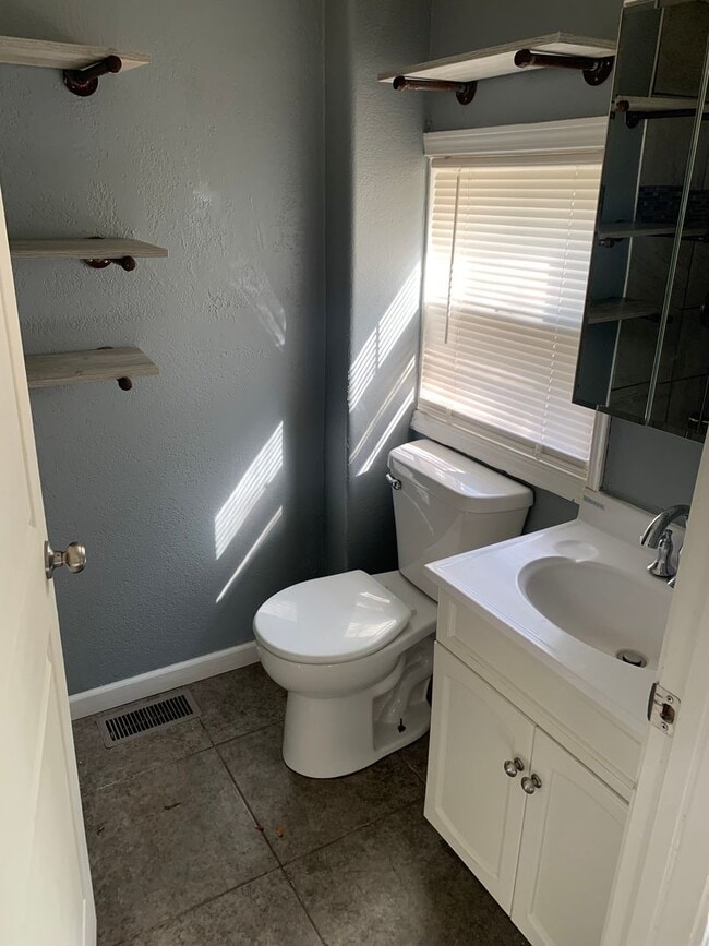 Building Photo - Single family home in Peoria Heights, 2 BR...