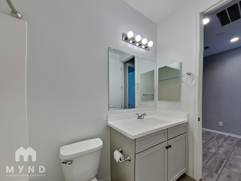 Building Photo - 20887 E Swan Dr