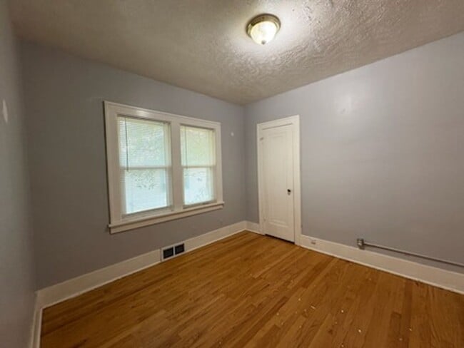 Building Photo - Charming 3-Bedroom House!