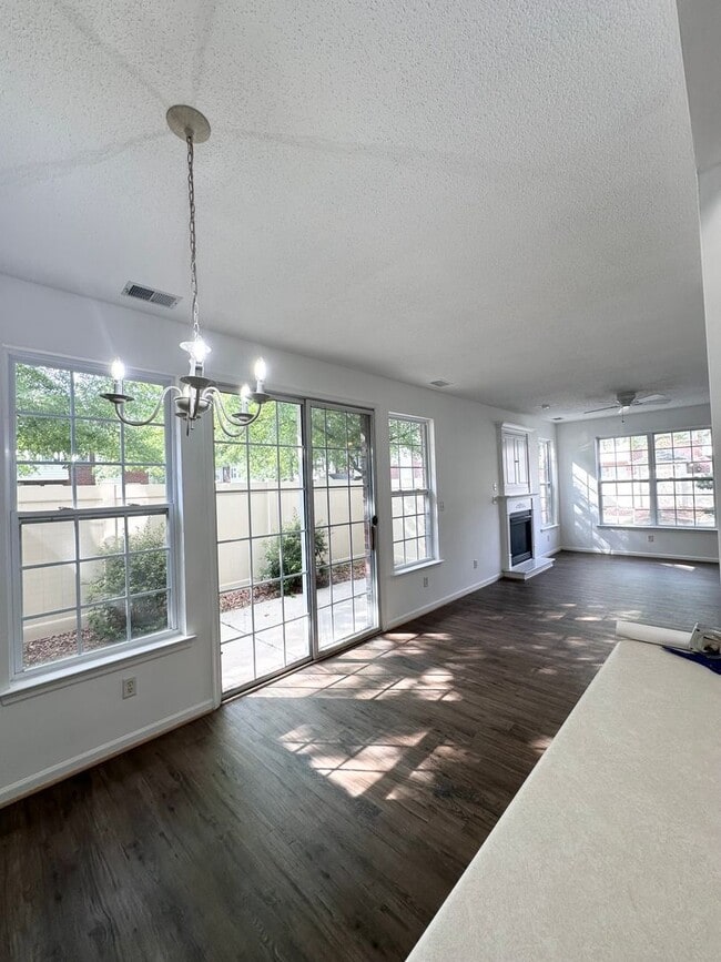 Building Photo - Bright & Beautiful 2 Bed, 2 Bath Townhouse...