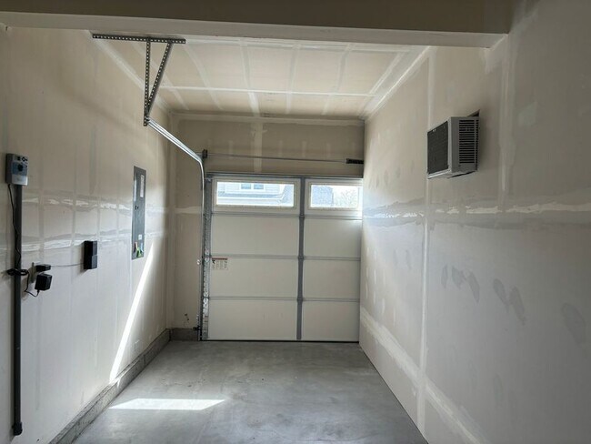 Building Photo - 3327 S Cabin Creek Way