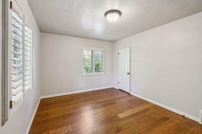 Building Photo - Mediterranean Beauty in Crescent Park – 5B...