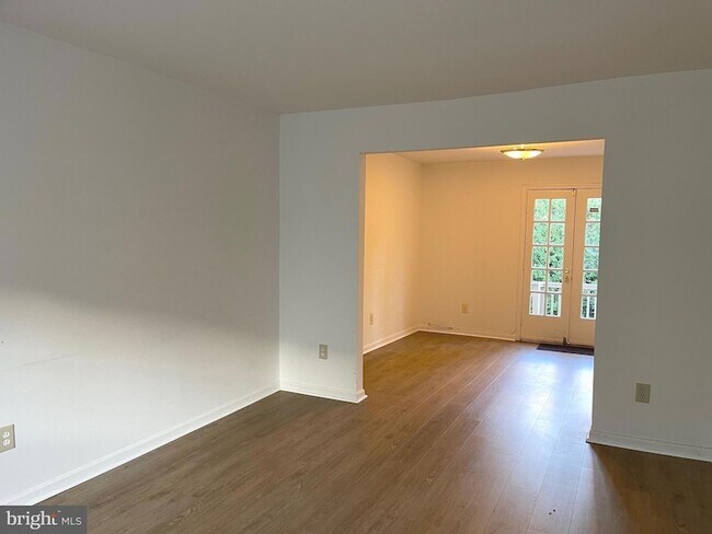 Building Photo - 6747 Kenwood Forest Ln