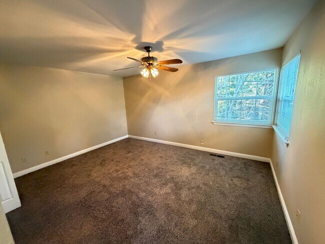 Building Photo - 4 Bed 3 Bath In West Alamo