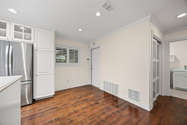 Building Photo - 7103 Mesa Dr