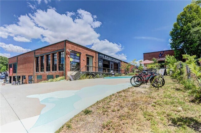 Building Photo - 1829 Sylvan Ridge Dr SW