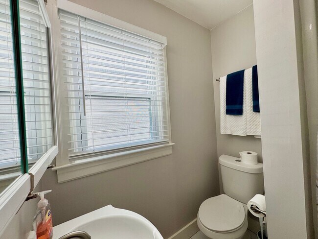 Building Photo - Fully Furnished/All Inclusive Rancher Near...