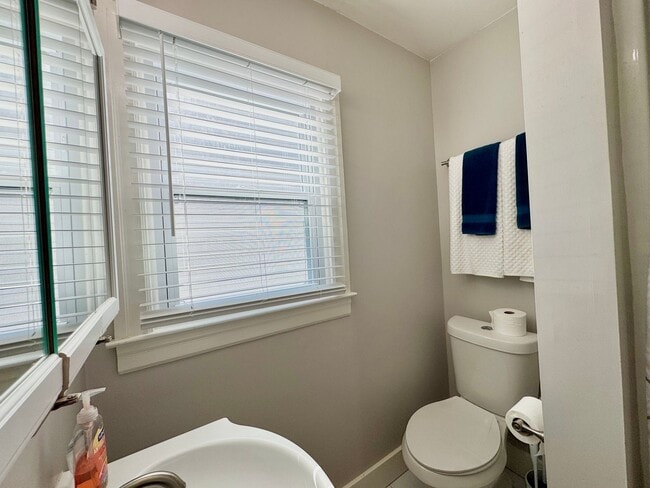 Building Photo - Your search ends here! Rent today!!