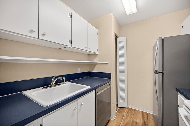 Building Photo - North Tacoma Condo Living | 2 Bed, 1.5 Bath End-Unit | Great Amenities!