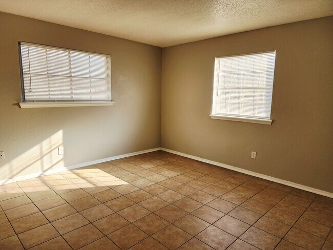 Building Photo - 1 bed 1 bath downstairs Apt in Monterey Square Apts